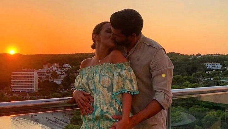 Paula Echevarría y Miguel Torres besándose durante sus vacaciones en Menorca