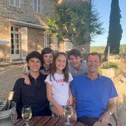 Joaquín de Dinamarca con sus hijos Nicolás, Félix, Enrique y Athena en el Castillo de Cayx