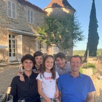 Joaquín de Dinamarca con sus hijos Nicolás, Félix, Enrique y Athena en el Castillo de Cayx