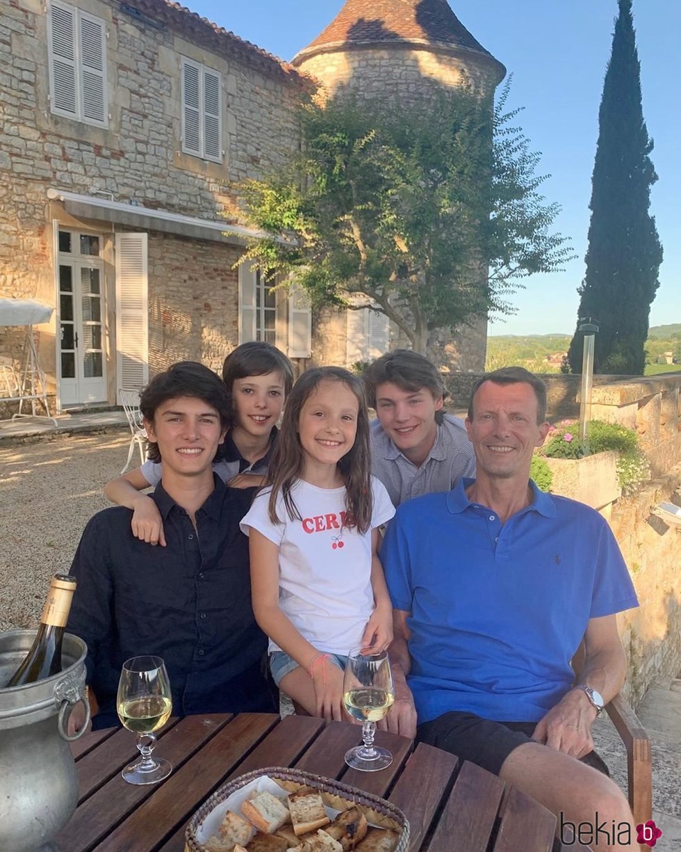 Joaquín de Dinamarca con sus hijos Nicolás, Félix, Enrique y Athena en el Castillo de Cayx