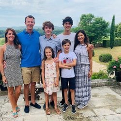 Félix de Dinamarca con sus padres, Joaquín de Dinamarca y Alexandra Manley, sus hermanos y con Marie de Dinamarca en su 18 cumpleaños