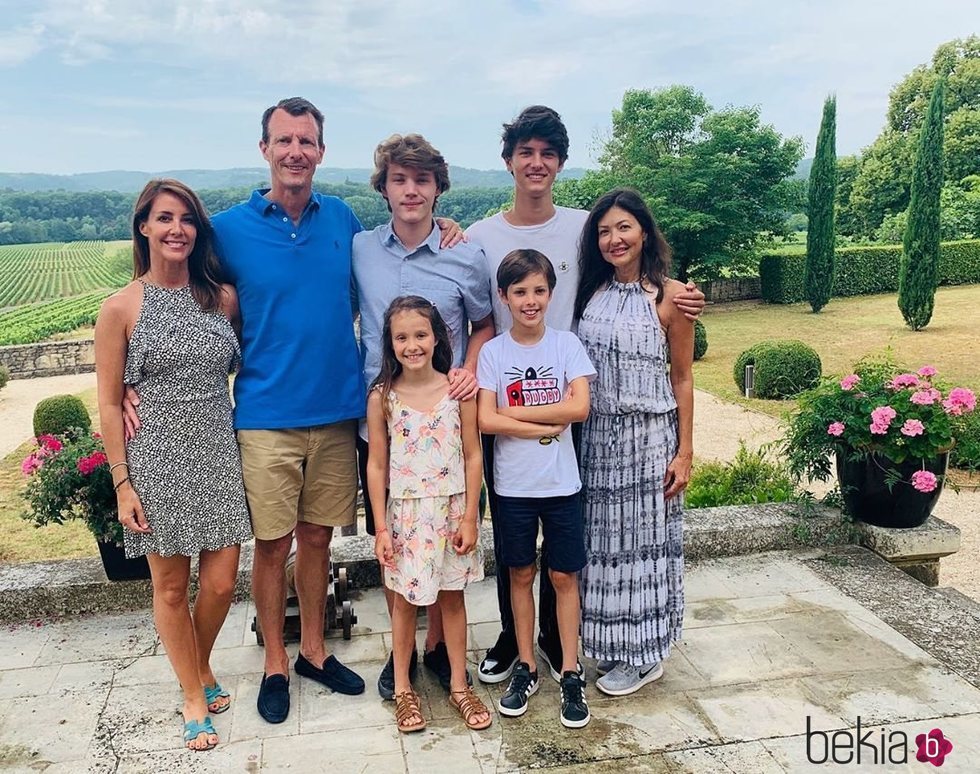 Félix de Dinamarca con sus padres, Joaquín de Dinamarca y Alexandra Manley, sus hermanos y con Marie de Dinamarca en su 18 cumpleaños