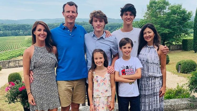 Félix de Dinamarca con sus padres, Joaquín de Dinamarca y Alexandra Manley, sus hermanos y con Marie de Dinamarca en su 18 cumpleaños