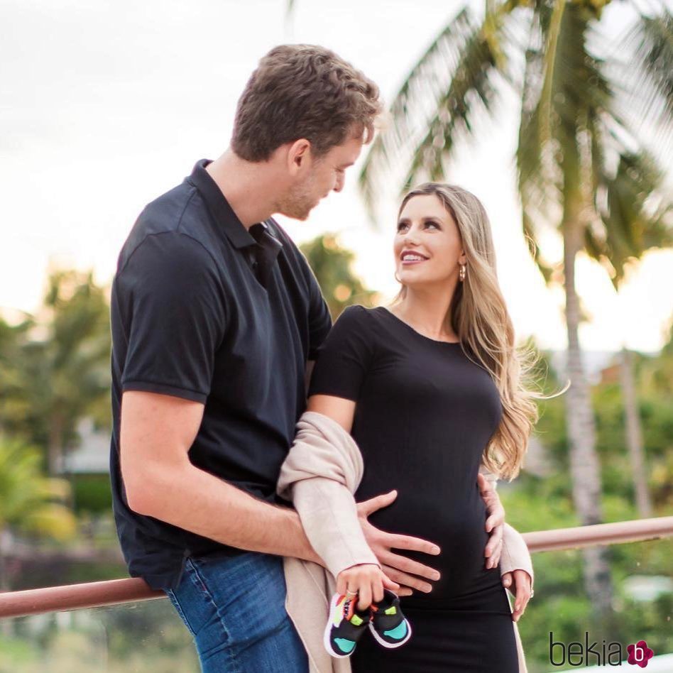 Pau Gasol y Catherine McDonnell anunciando que serán padres