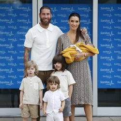 Sergio Ramos y Pilar Rubio presentan a Máximo Adriano junto a sus tres hijos