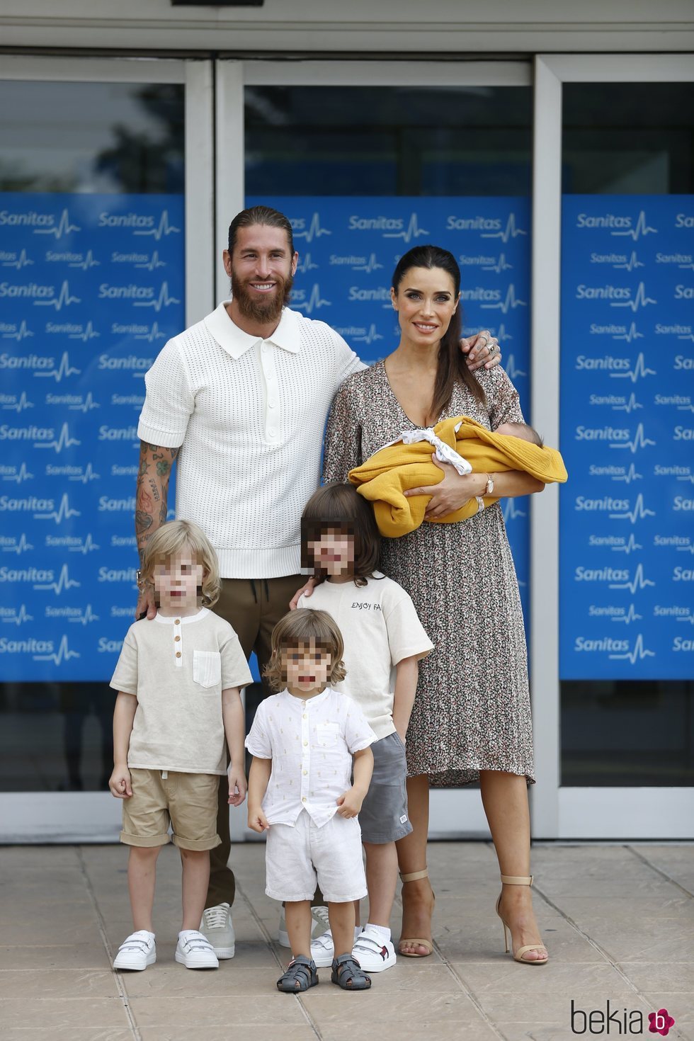 Sergio Ramos y Pilar Rubio presentan a Máximo Adriano junto a sus tres hijos