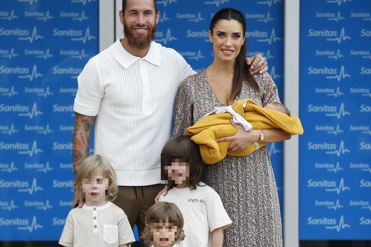 Sergio Ramos y Pilar Rubio presentan a Máximo Adriano junto a sus tres hijos