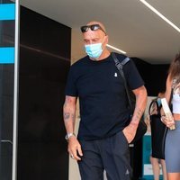 Kiko Matamoros junto a su novia Marta saliendo del hospital tras extirparle la vesícula