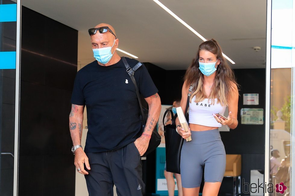 Kiko Matamoros junto a su novia Marta saliendo del hospital tras extirparle la vesícula