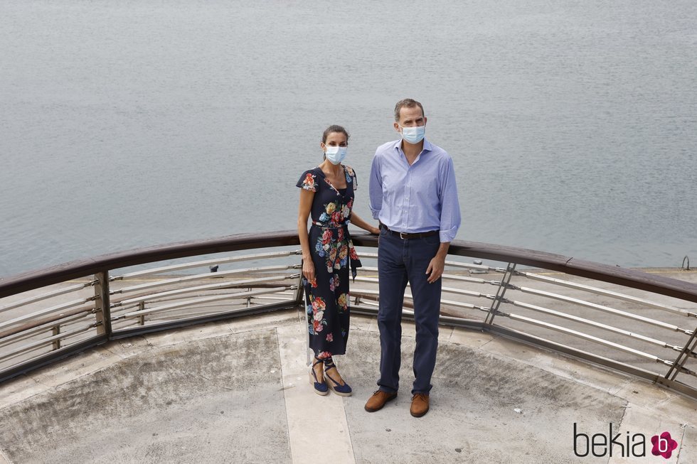 Los Reyes Felipe y Letizia en Santoña durante su tour postcovid por España