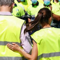 La Reina Letizia tiene un gesto cariñoso con el Rey Felipe en COGERSA