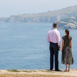 Los Reyes Felipe y Letizia mirando el Cantábrico en Gijón