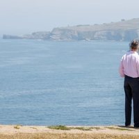 Los Reyes Felipe y Letizia mirando el Cantábrico en Gijón