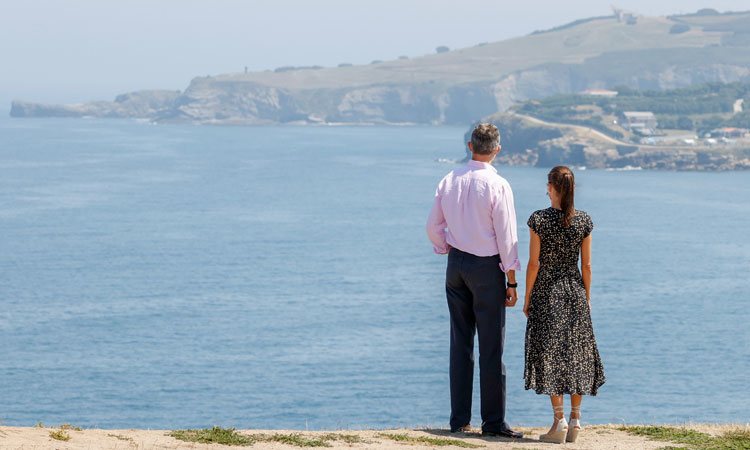 Los Reyes Felipe y Letizia mirando el Cantábrico en Gijón