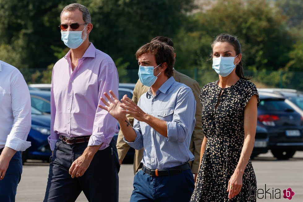 Los Reyes Felipe y Letizia con Fernando Alonso en su visita a Asturias