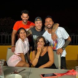 Asraf Beno, Chabelita Pantoja, Kiko Rivera, Anabel Pantoja y Omar Sánchez juntos en Cantora con motivo del 64 cumpleños de Isabel Pantoja