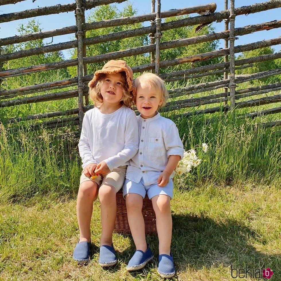 Alejandro y Gabriel de Suecia en el campo