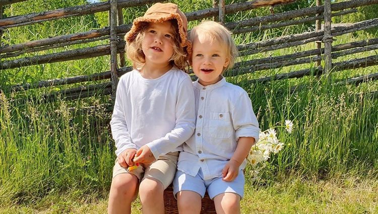 Alejandro y Gabriel de Suecia en el campo