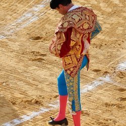 Enrique Ponce dibujando sobre la arena una 'A' por Ana Soria en la corrida de toros de Osuna