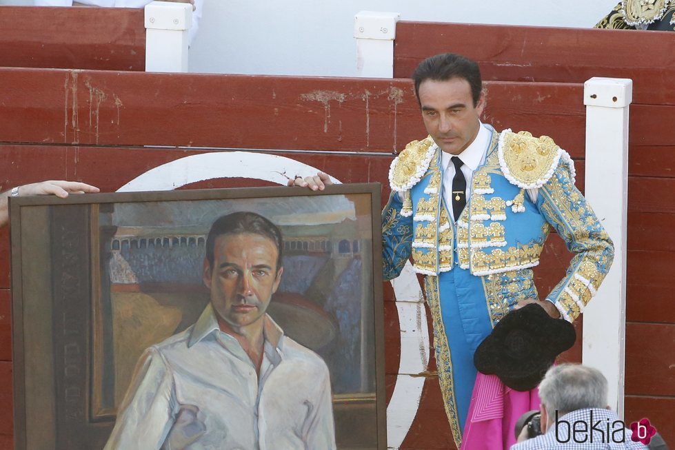 Enrique Ponce con un retrato suyo en la corrida de toros de Osuna de 2020