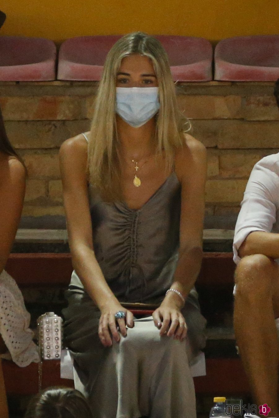 Ana Soria en la plaza de toros de Huelva viendo torear a Enrique Ponce