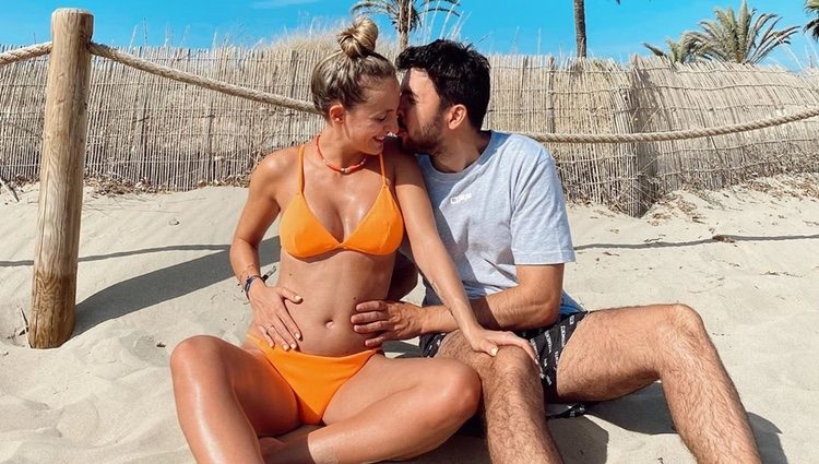 Willyrex y su novia Cristina anuncian que van a ser padres posando en la playa