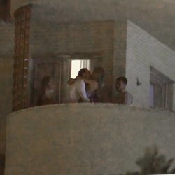 Enrique Ponce y Ana Soria besándose en el balcón de un hotel de Huelva