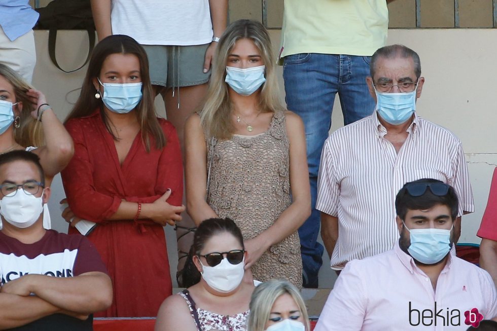 Ana Soria con una amiga en la corrida de toros de Enrique Ponce en Plasencia