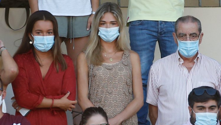 Ana Soria con una amiga en la corrida de toros de Enrique Ponce en Plasencia