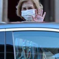 La Reina Sofía saludando durante unas compras en Palma de Mallorca