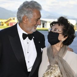 Plácido Domingo con su mujer en el Premio Austriaco de Teatro Musical 2020