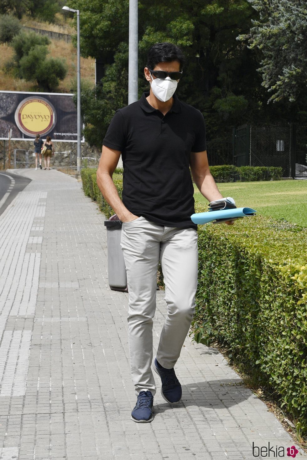 Víctor Janeiro acudiendo al cementerio para dar el último adiós a su padre