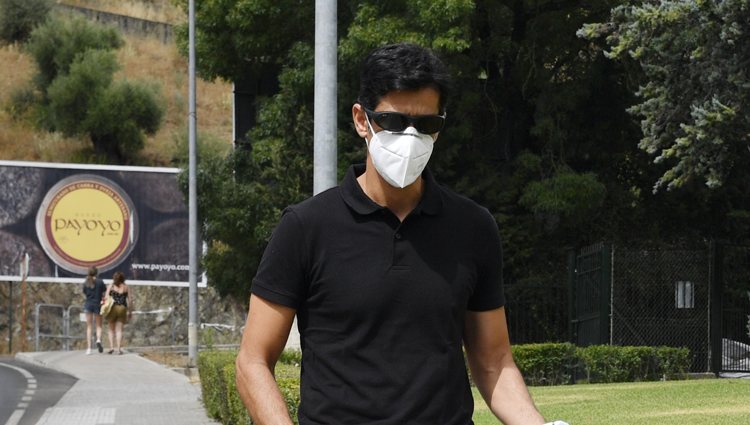 Víctor Janeiro acudiendo al cementerio para dar el último adiós a su padre