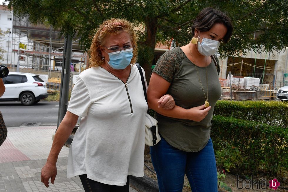 Camila Naranjo, pareja de Humberto Janeiro, le da el último adiós en el cementerio