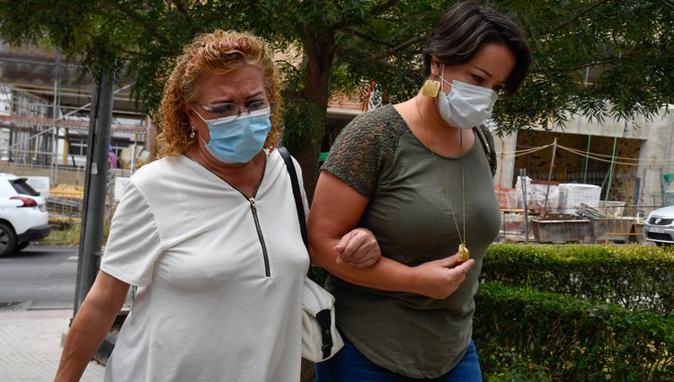 Camila Naranjo, pareja de Humberto Janeiro, le da el último adiós en el cementerio