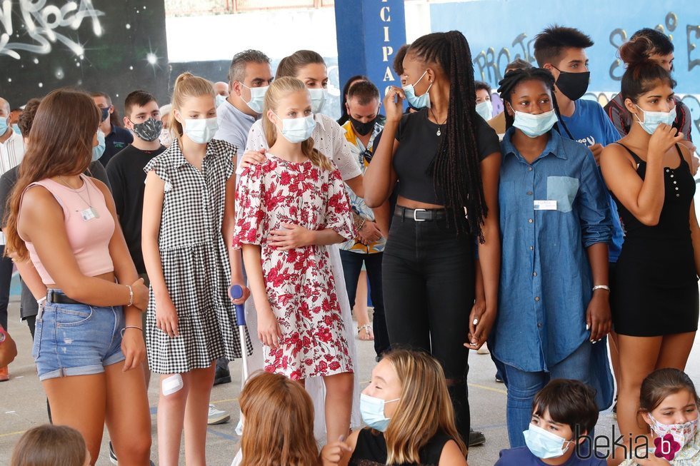 La Reina Letizia, la Princesa Leonor y la Infanta Sofía con jóvenes del Centro Socioeducativo Naüm