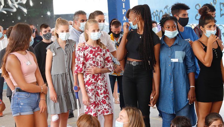 La Reina Letizia, la Princesa Leonor y la Infanta Sofía con jóvenes del Centro Socioeducativo Naüm