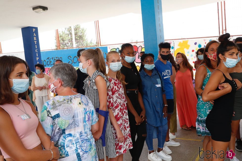 La Princesa Leonor y la Infanta Sofía con jóvenes del Centro Socieducativo Naüm