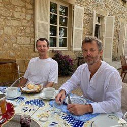 Los Príncipes Joaquín y Federico de Dinamarca desayunando juntos 