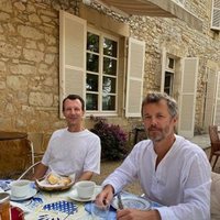 Los Príncipes Joaquín y Federico de Dinamarca desayunando juntos 