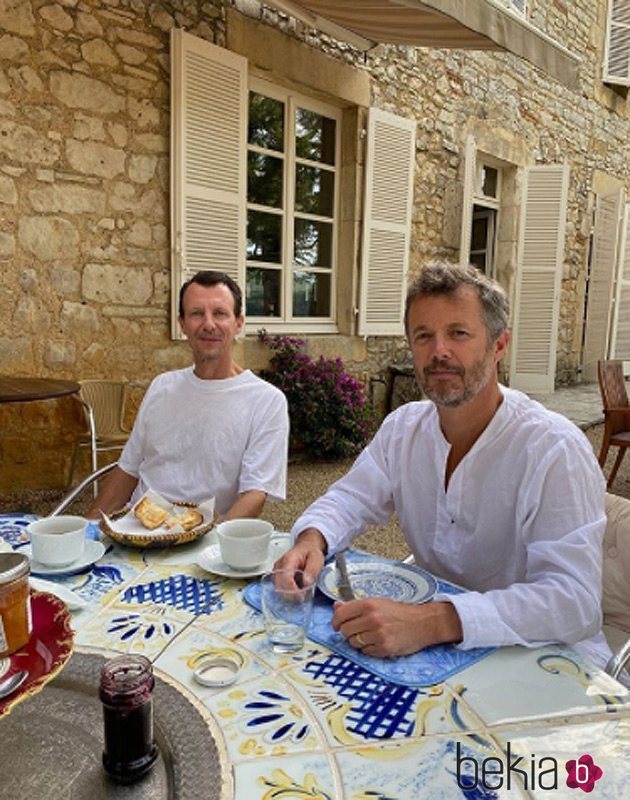 Los Príncipes Joaquín y Federico de Dinamarca desayunando juntos 