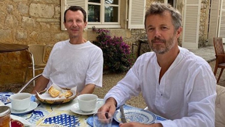 Los Príncipes Joaquín y Federico de Dinamarca desayunando juntos 