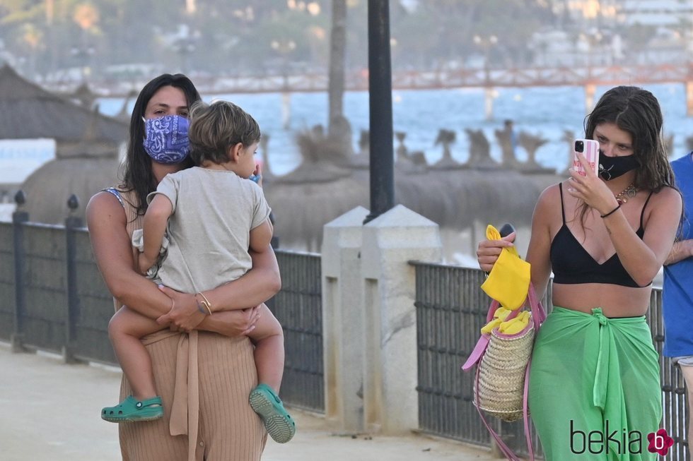 Anita Matamoros haciendo una foto a Matías, el hijo de Laura Matamoros, durante sus vacaciones en Marbella