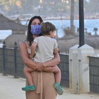 Anita Matamoros haciendo una foto a Matías, el hijo de Laura Matamoros, durante sus vacaciones en Marbella