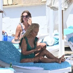 Mar Torres y Carmen Lomana coinciden durante sus vacaciones en Marbella