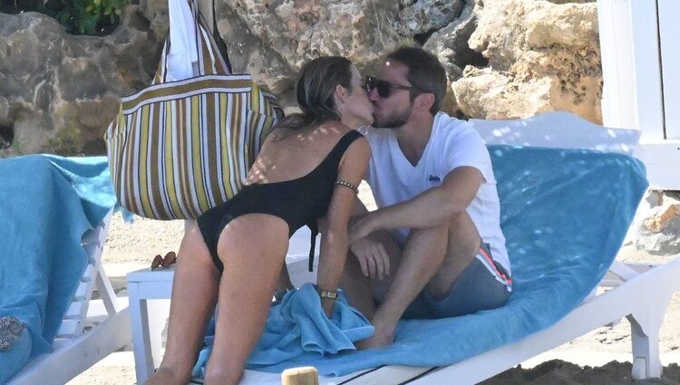 Amelia Bono y Manuel Martos besándose en la costa de Marbella