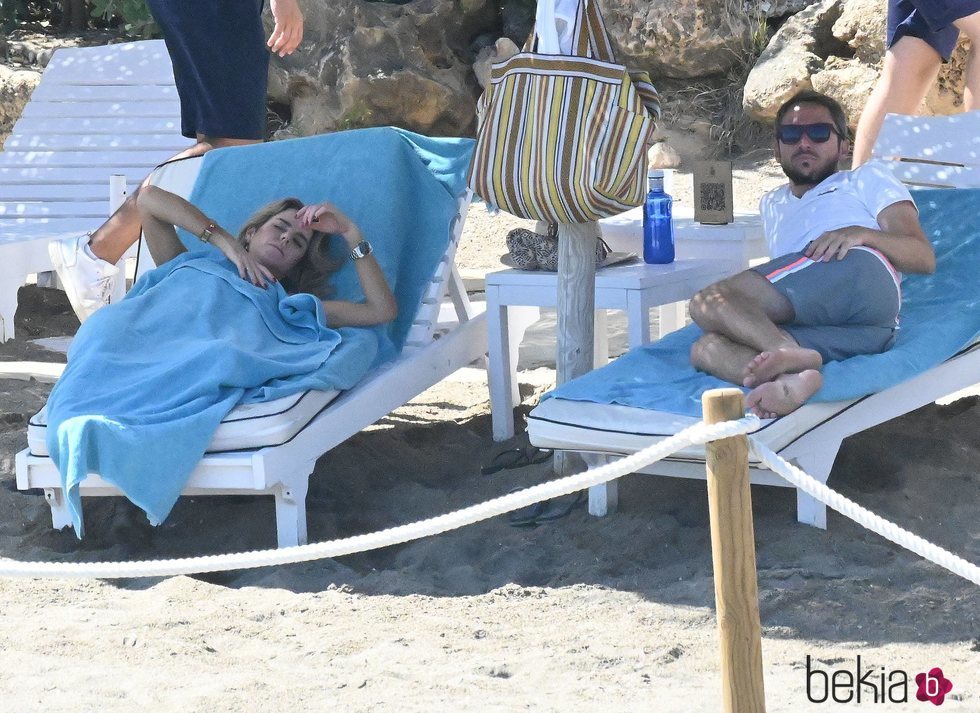 Amelia Bono y Manuel Martos relajados en la playa de Marbella