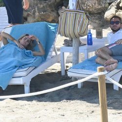 Amelia Bono y Manuel Martos relajados en la playa de Marbella