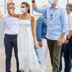 Los Reyes Felipe y Letizia saludando en Menorca