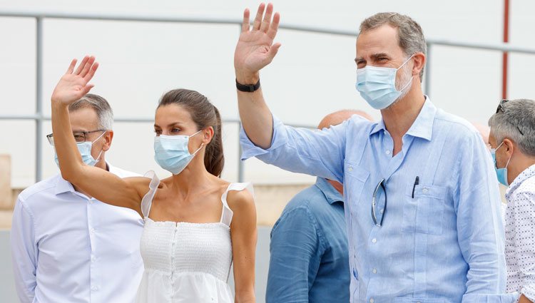 Los Reyes Felipe y Letizia saludando en Menorca